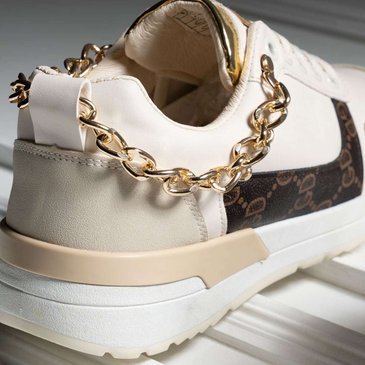 GW3 – Women’s Sneaker with Gold Chain